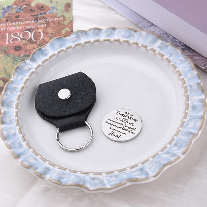Xiyantiji Memorial Gifts for Loss of Dog Cat Leather Pocket Hug Keychain Remembrance Bereavement Gifts for Pet Owner Friends