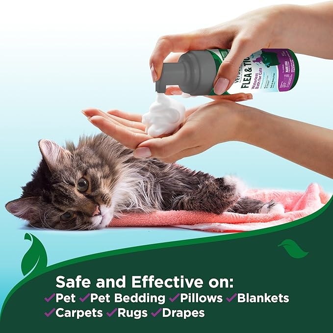 Vet's Best Natural Waterless Flea & Tick Bath for Cats – Natural Dry Shampoo for Cat Flea and Tick Prevention – No-Rinse Formula with Certified Essential Oils – Plant-Based Cat Wash – 8 oz Bottle